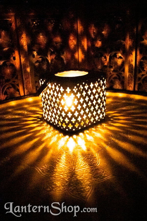 Golden quatrefoils basket lantern